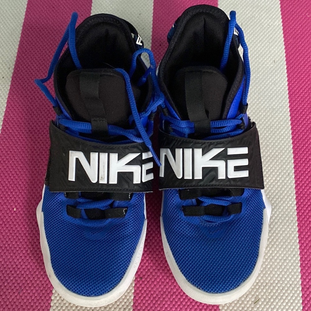 Used Boys Nike Future Court 3 GS Boys basketball shoes.